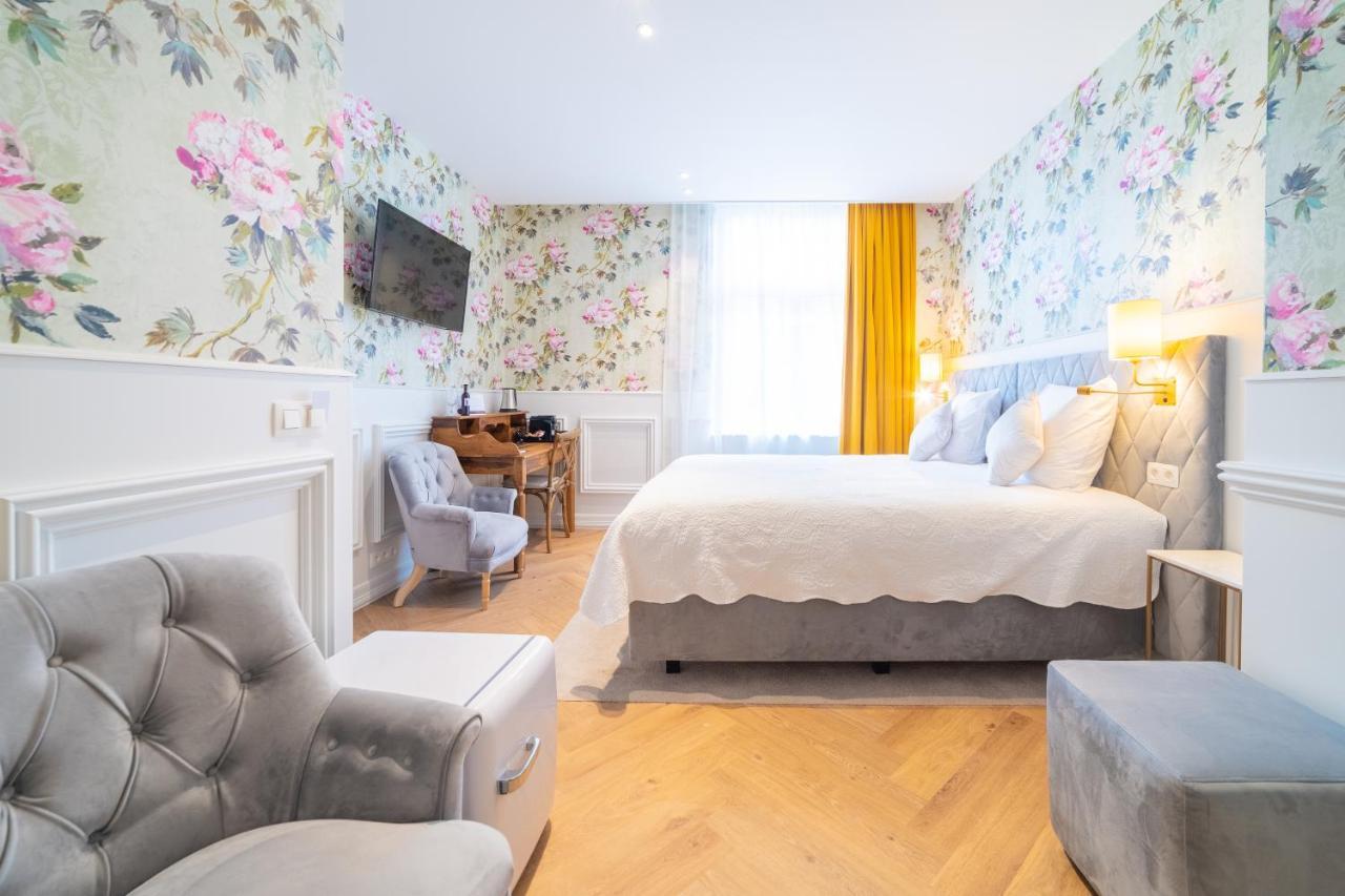 Floris Hotel
